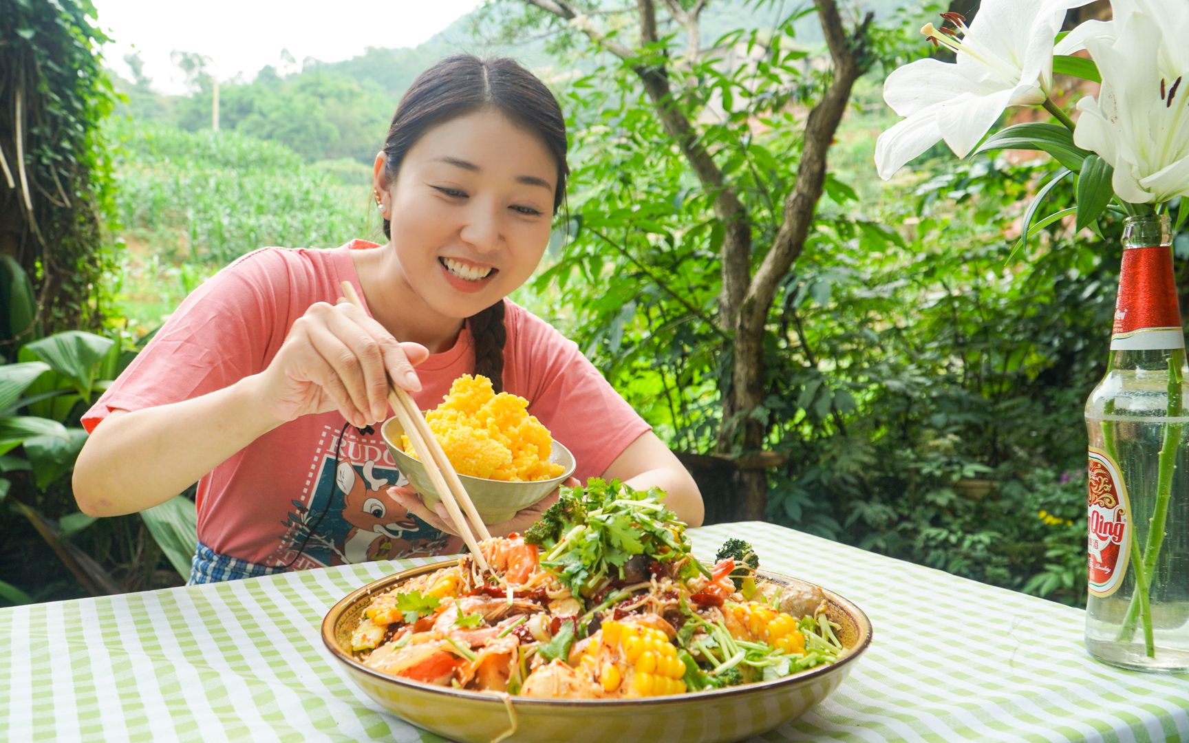 小雨赶场，带回一大包吃的，做个麻辣香锅解解馋，荤素搭配好下饭