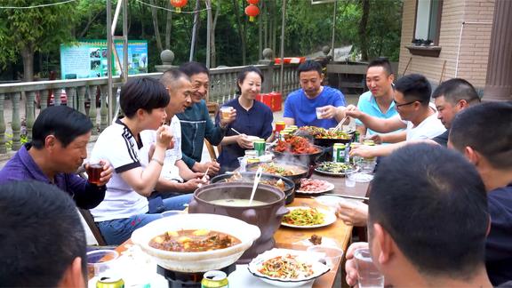 湖北特色“糍粑鱼”，鱼晒了再炒，外皮酥脆鱼肉软糯，满满家乡味