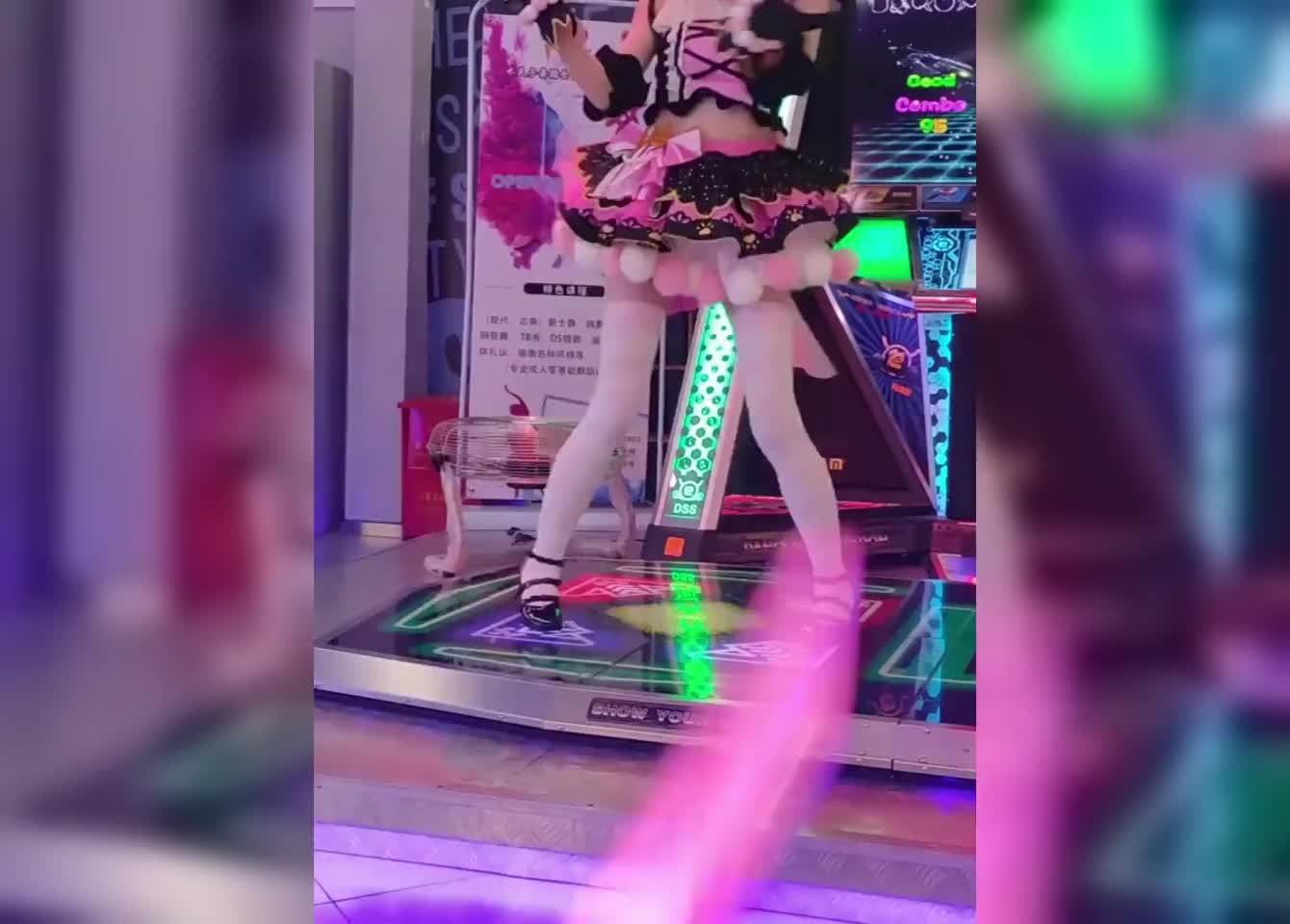 来看美女玩跳舞机