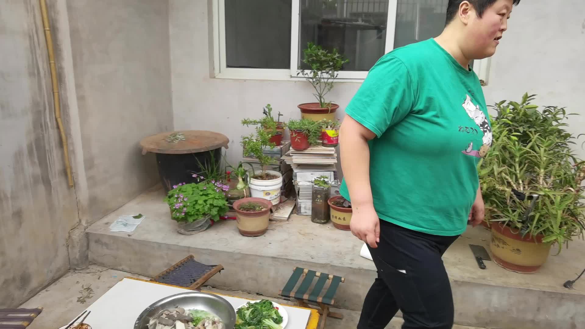 欢迎来到240斤的胖妈的直播间