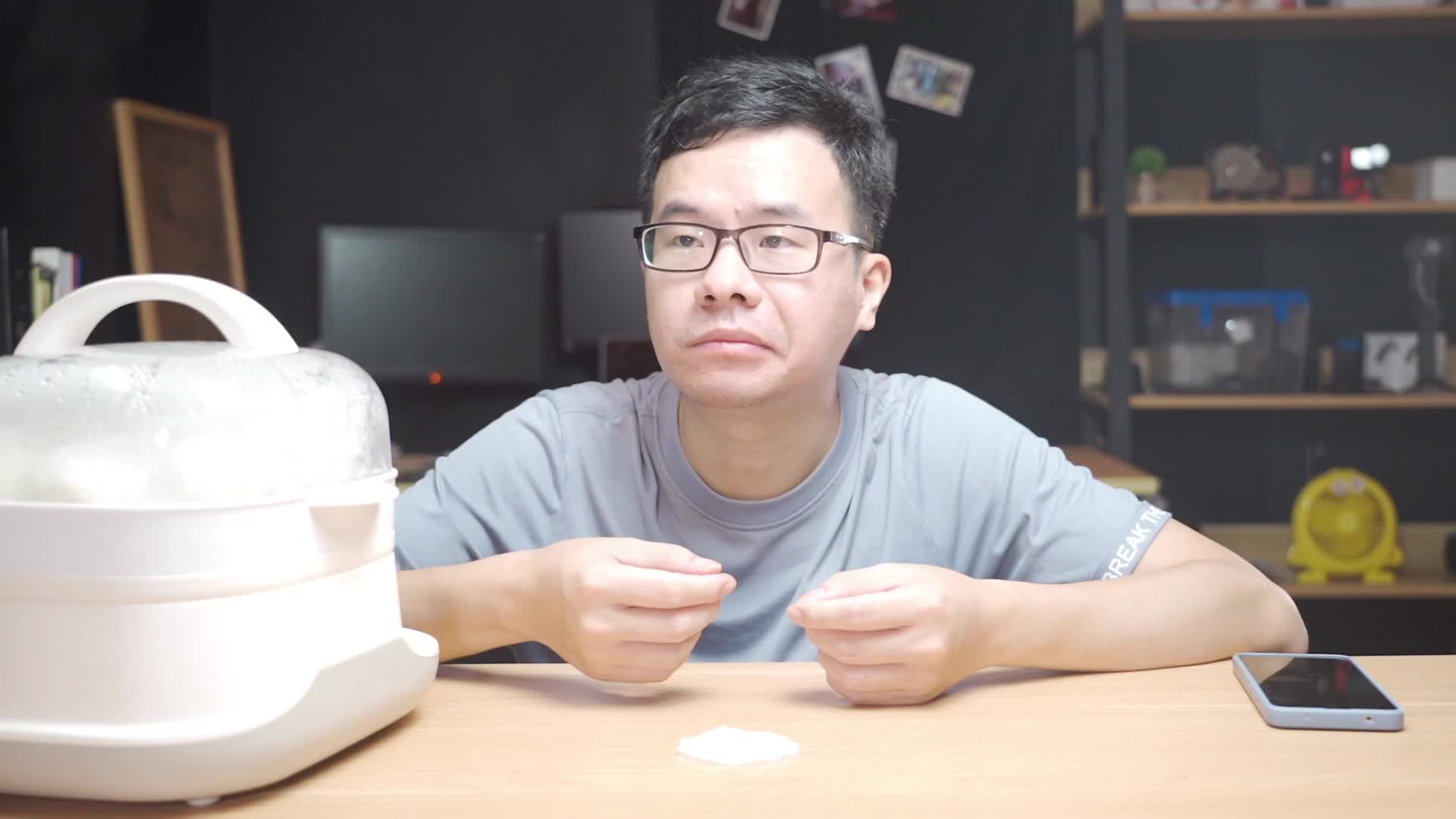 小时候的街边烤肠，烤到滋滋冒油，一口下去太香了