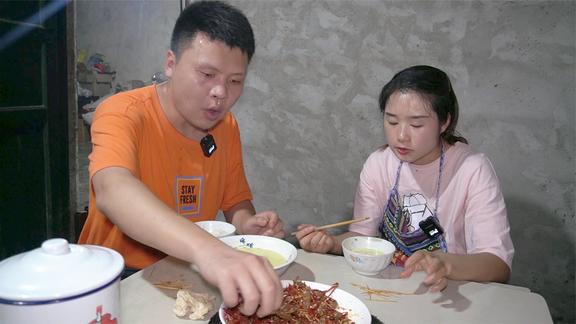 老公顶着大太阳上山找苦麻菜，双妹还觉得不好吃，白费了一番好意