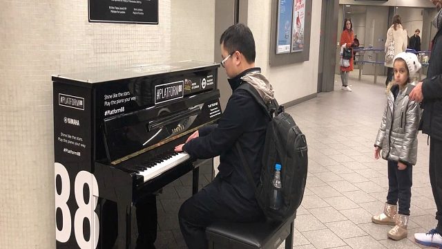 街拍伦敦国王十字地铁站 钢琴即兴挥洒乡愁 cambridge李劲锋 街头负重