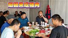 五姨家杀猪我们组团来吃肉，一帮人连吃带拿，还摘两桶草莓拿回家