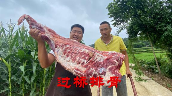 做道酸爽开胃的“滑肉片”，肉片嫩滑，姐弟俩吃得连汤都不剩