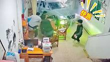 女子开车撞断树，油刹失控破墙入！