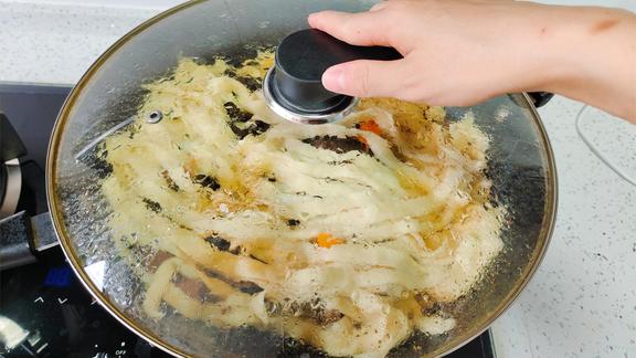 妈妈把2袋牛奶倒进锅里，瞬间变美味，比奶酪棒还解馋，孩子超爱