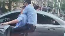 第630期：奔驰司机嚣张闯关，拖行两辅警数百米，抓到严惩！