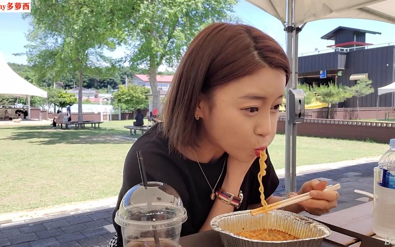 大家有没有吃过春卷炒年糕？软软的棉花糖搭配炒年糕好吃又有趣！