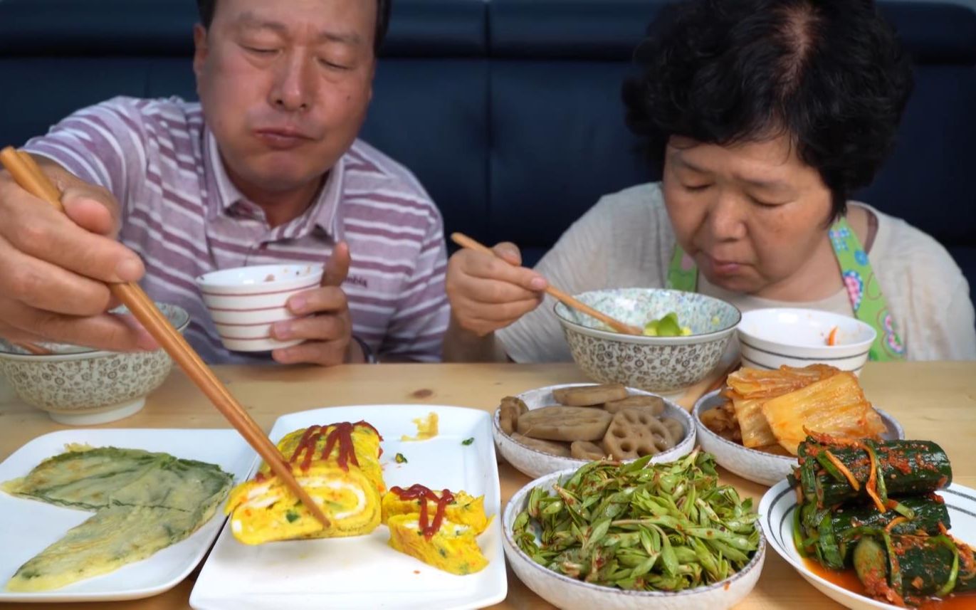 爸妈享用自制红烧莲藕和干鳕鱼汤，配上些时令蔬菜吃得津津有味！