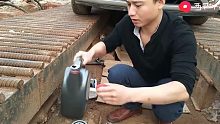 小伙自己买机油来工地上做保养，你们说这样危险吗？