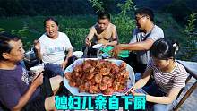 妈妈想吃基围虾，媳妇花107买了3斤多，亲自下厨秘制，感情真好！