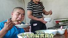 甘肃农村辣椒地里锄草，辣椒苗涨势喜人，午饭韭菜土豆馅的扁食香