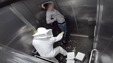 【整蛊】致命虫子在电梯不慎被洒出来了！电梯恶搞路人，被吓个半死