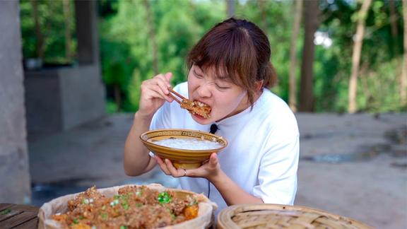 秋妹今天吃粉蒸排骨，红苕打底又香又糯，一口稀饭一口肉超满足