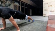 最美爬行者加腰间俯卧撑