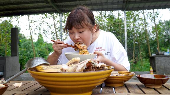 秋妹今天吃榴莲炖鸡，整只鸡放鼎罐里头炖，汤鲜肉美好巴适