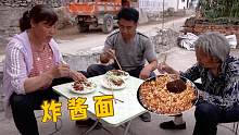 阿凯下厨做炸酱面，这水平可以呀，家里人都吃的老香了