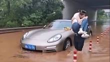 第641期：美女开着保时捷被困水中，民警将其抱出！