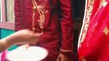 印度婚俗五花八门什么都有，这个准备结婚的时候婆家弄点剩稀饭喂给新郎新娘，然后再让吐出来，意思是以后日