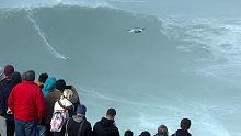 超级巨浪！（这可真不是一般的专业冲浪运动员能玩的转的）