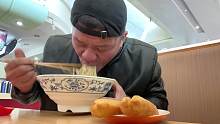 第一次在高铁站吃饭，花了80多竟然没吃饱，还是回家吃吧