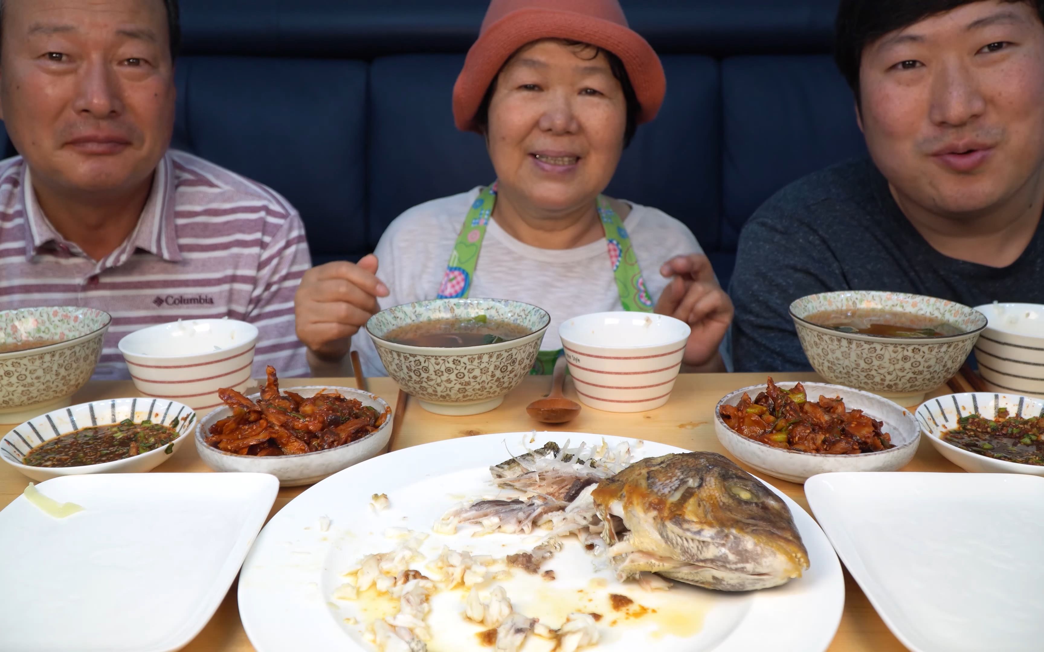 将泡面煮好后加鸡蛋，再放入大葱一起煮，这样面吃起来会更鲜美。