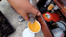 外国小孩细节擦鞋