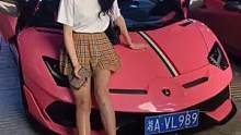 路过小姐姐看见粉色Svj硬是坐着不走！#dou是好车 #抖音汽车 #兰博基尼 #你的女友已上线