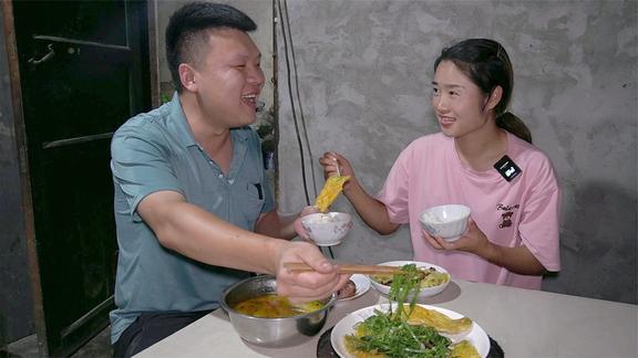老公去摘了很多没人要的南瓜藤，双妹拿来先炸后炒，味道还真不错