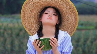 &lt; 小森林·夏篇&gt;“瓜是自家种的，出境我妹。寻觅藏在乡野间的快乐，治愈一夏又一夏。”摄影 | 后期 