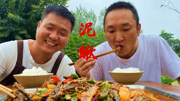 跟大哥去抓点泥鳅，摘条老黄瓜一炖，鲜嫩可口，这菜两碗饭打底