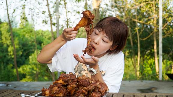 弟弟买了袋筒子骨，拿给秋妹做酱大骨吃，啃完肉再嘬口骨髓太爽了