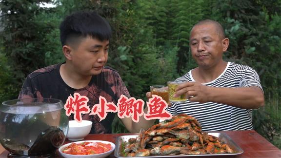 60买一副牛骨架，2兄弟做“酱焖牛骨”，整块拿着就啃，真带劲