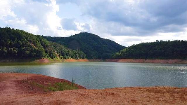 实拍兴宁黄陂翁公水库,水位线严重下降,十分旱哦