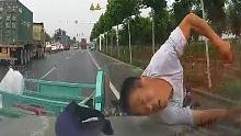第655期：火三轮横穿马路，被撞后表情痛苦，这一下不轻啊！