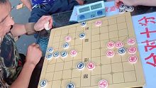 成都高手也想挑战象棋大师，看到孙浩宇竟然先走，完全就懵了