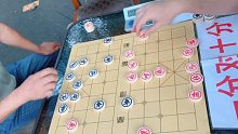 成都正在举行象棋比赛，没想到孙浩宇大师竟跑到现场挑战，好尴尬