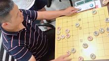 棋馆最强高手压轴出场，开局完全压制象棋大师，孙浩宇：危险了