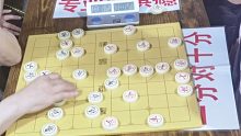 【中国象棋】棋馆高手10分钟挑战象棋大师1分钟 不料孙浩宇超级闪电手，完虐他