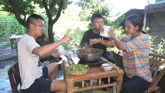 年味越来越浓，忙活半天给新房贴春联，双妹煮一锅狮子头犒劳潘潘