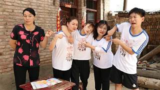 歡歡被咬中毒了，沒想媽媽卻不帶她去醫(yī)院看病，這是為什么？