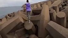 小哥在防波堤上跑酷，复杂的地形看得人眼花缭乱，但又感觉特别畅快