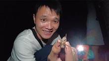 这就是夏天的快乐呀，晚上大家集合去抓蝉蛹，这种美味真的少见