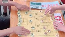 名杨大街小巷的老棋王终于被请到了棋馆，孙浩宇都吓得双腿发软