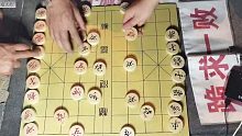 街头高手正在挑战象棋大师 现场观众忍不住出手了 孙浩宇：危险