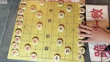 街头挑战的大爷又来了，不打败象棋大师不回家，孙浩宇：这下难了