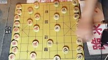象棋大师孙浩宇化身路边小伙摆摊，街头老棋王：想败？我来满足你