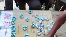 公园大爷又来了，硬要挑战象棋大师，开局就让孙浩宇喘不过气来