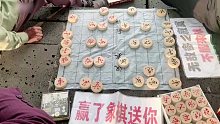 什么情况，让国家大师孙浩宇瘫坐在泥地？老头：赶紧投降送我象棋
